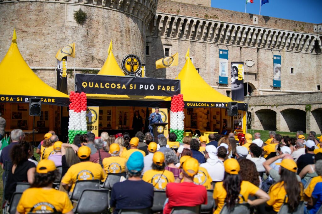 La carpa amarilla de ayuda y esperanza llega a los voluntarios de Senigallia Scientology trae capacitación de ayuda y atención comunitaria 1 Senigaglia 03 Tienda amarilla de ayuda y esperanza que llega a los voluntarios de Senigallia Scientology trae capacitación de ayuda y cuidado comunitario