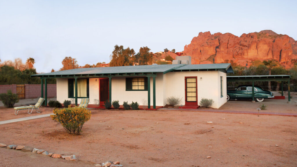 2 phoenix camelback house exterior 1 en