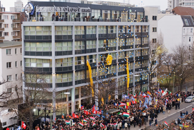 Church of Scientology Berlin Grand Opening Wide Ribbon Pull DSC0275 en DE